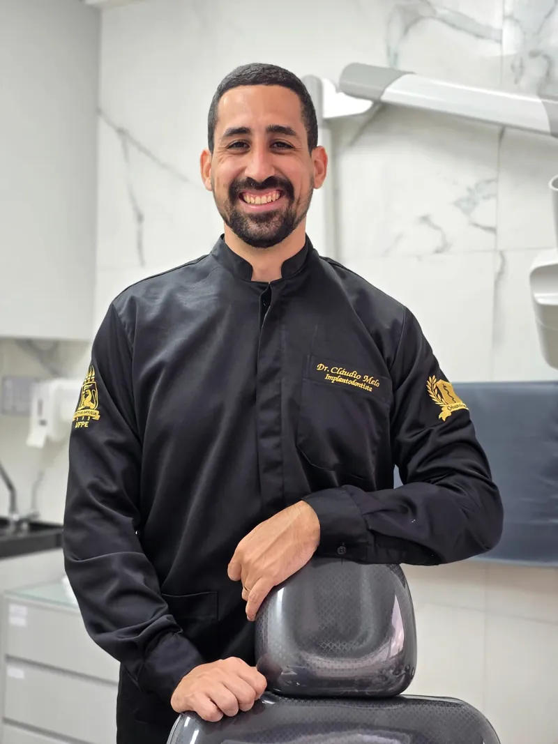 Dr. Cláudio no consultório da CT Odonto, implantes dentários nas Graças