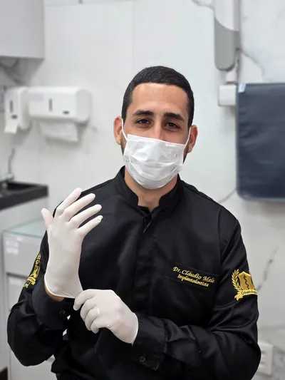 Dentista da CT Odonto preparado para cirurgia de extração de siso nas Graças, Recife